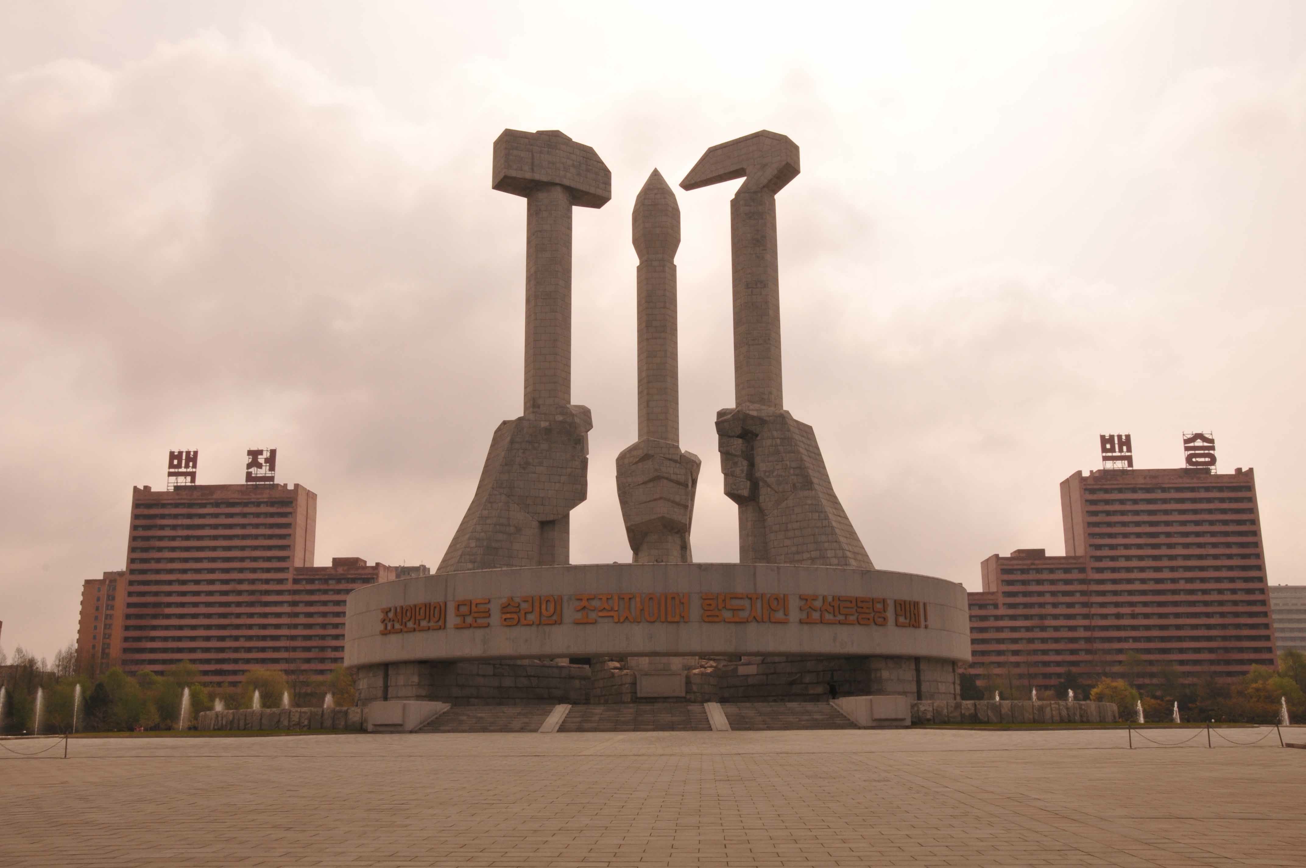 World of War and Peace REBIRTH - Página 21 5-monumento-en-honor-del-partido-comunista-coreano-martillo-hoz-y-cincel-empuc3b1ados-los-sc3admbolos-del-pcc-pyongyang-copia
